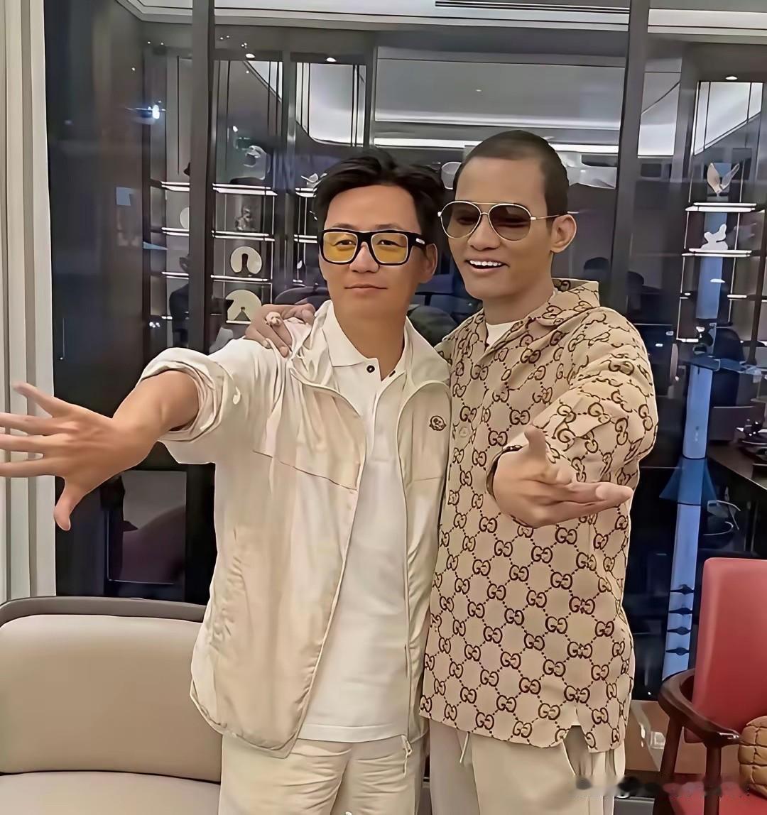 两人合照，才知道谁最帅！