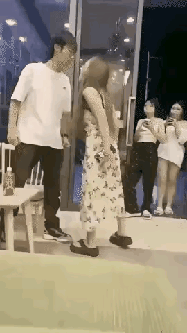 不知啥原因，小夫妻街头争吵了起来，吵就吵吧，费些唾沫也就算了，没想女孩一口唾沫直