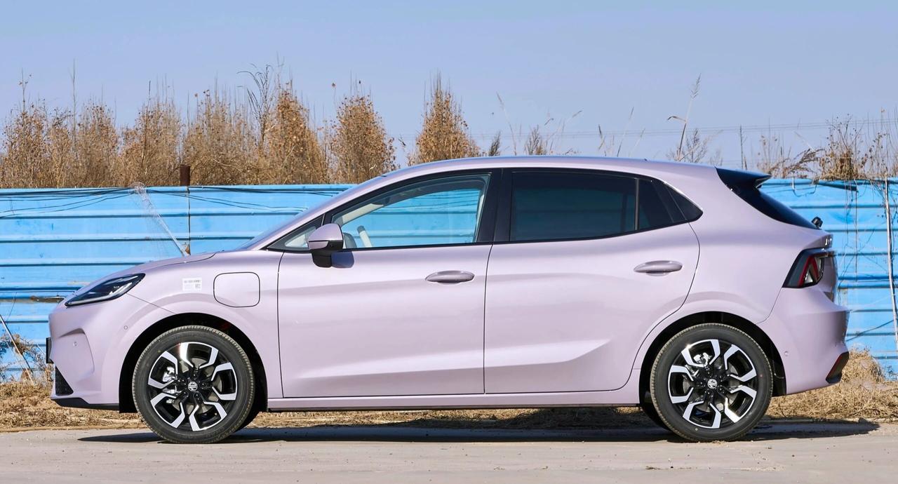 《7万差价！MG4EVvs大众ID.3：就买个车标？》MG4EV与大众I