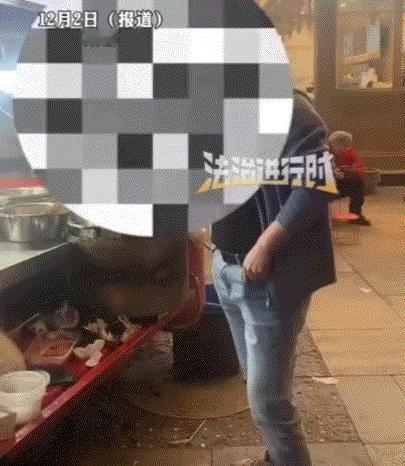 太坏了！女子去成都旅游，晚上便找了一家地摊火锅吃串串，结果这期间女子就亲眼目睹，