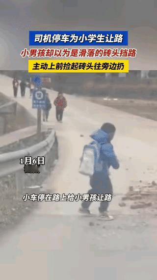 “人之初，性本善！”湖南，一司机开车回家的路上，恰巧遇到学生放学回家，司机赶紧停