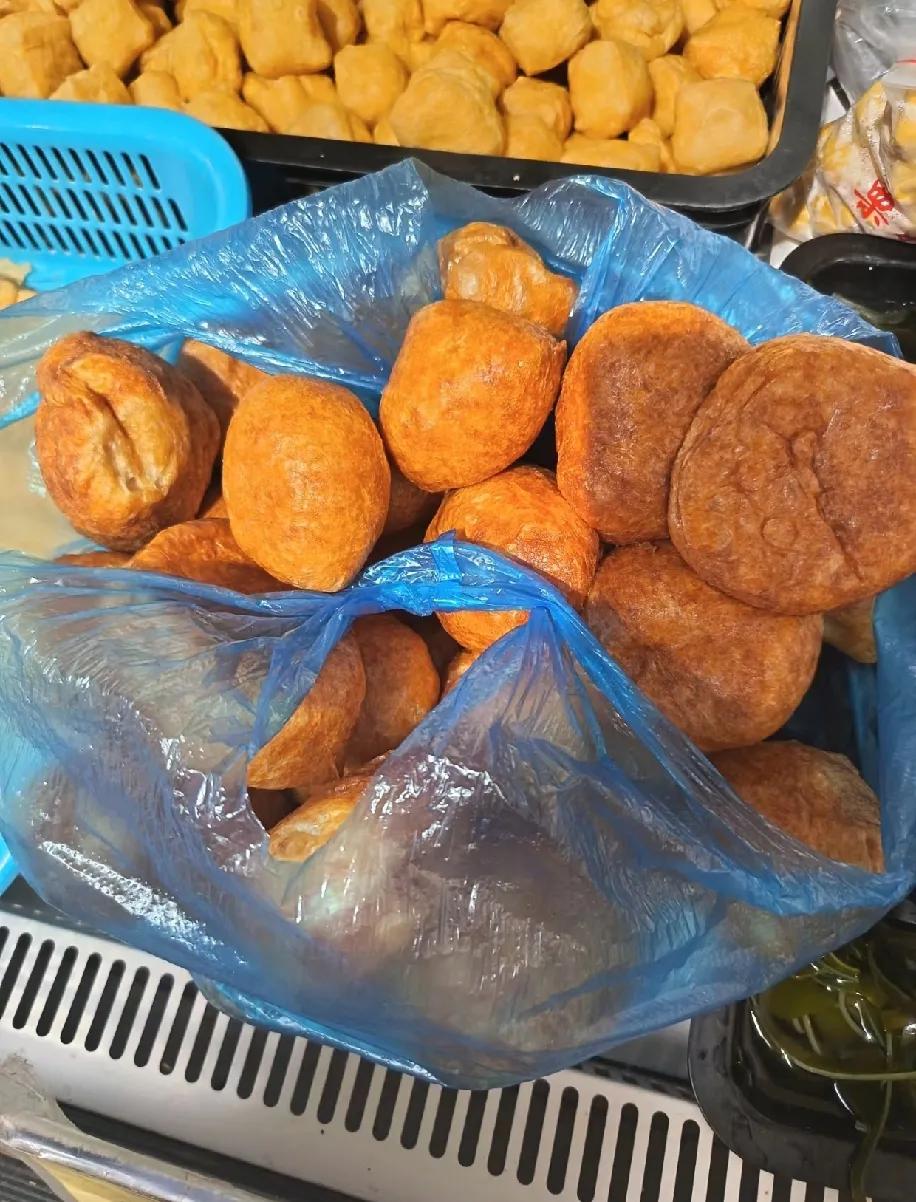 这轻飘飘的面筋，到底咋称重啊？逛市场瞅见这炸得金黄的面筋，想称俩回家烧菜，