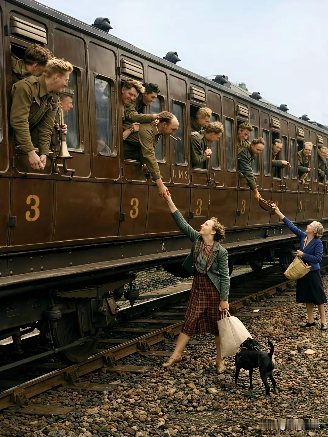 远征的英雄凯旋归来，女子们在车站迎接他们，与他们握手，为他们送上物品，这虽然是8