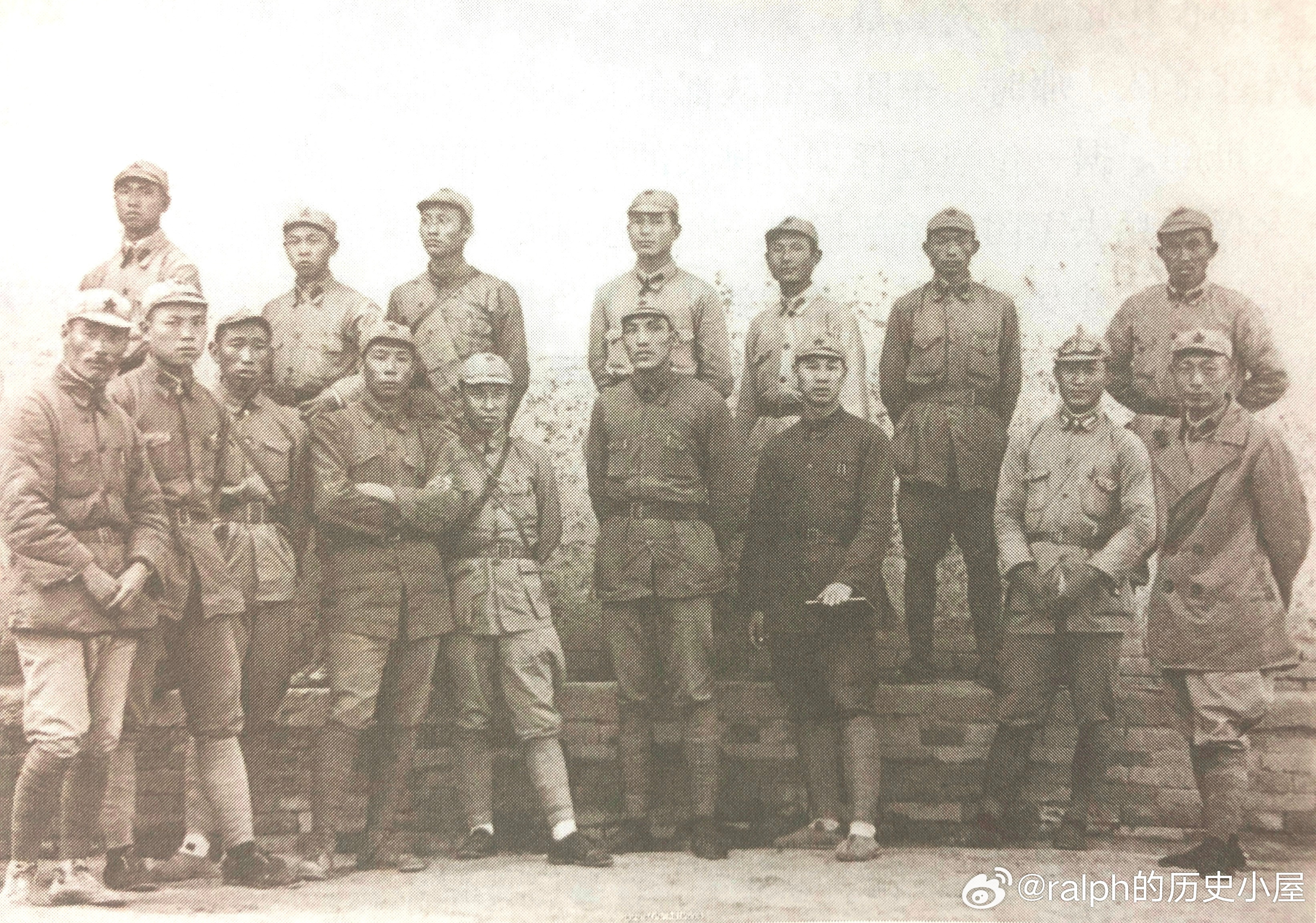 1937年7月8日红一军团部分团以上干部在甘肃宫河镇合影，前排右一聂荣臻、右三杨