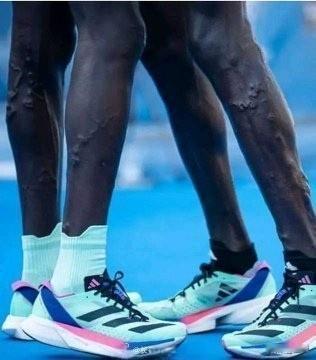 运动员也不容易，这是肯尼亚运动员VictorKipruto和CharlesM