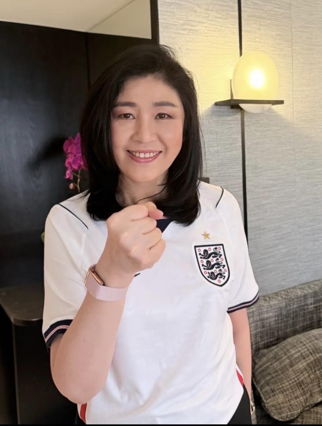 59岁的英拉依然那么美，岁月挺善待她的。7月12日，英拉发文祝贺英格兰进入半决赛