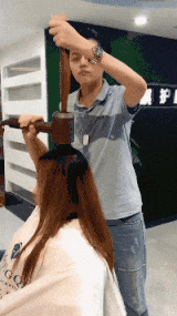 爆笑GIF: 有个这样的女友, 你永远不知道下一刻会发生什么。