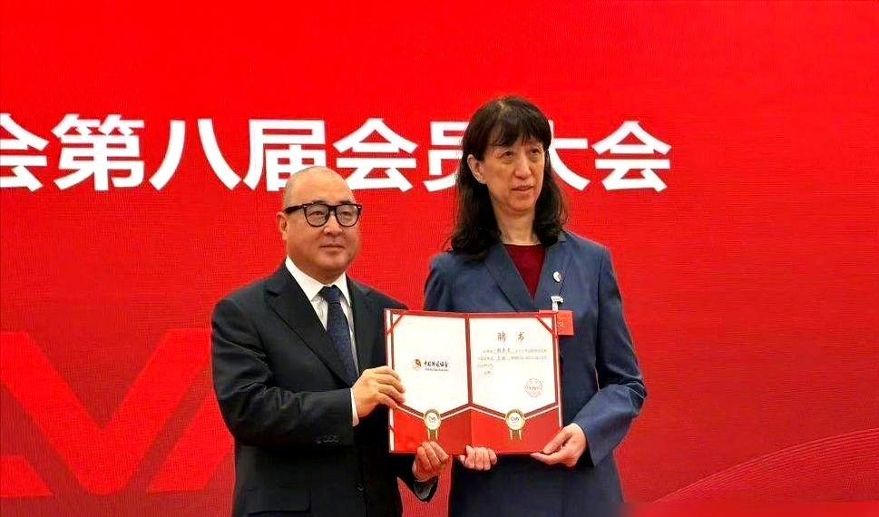 排球圈的权力，真不是靠任命出来的。54岁的赖亚文，当上了中国排协71年来的第