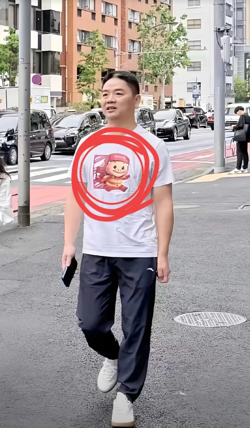 章泽天估计后槽牙都要咬碎了！她怎么也不会想到，自己老公今天在东京街道上，