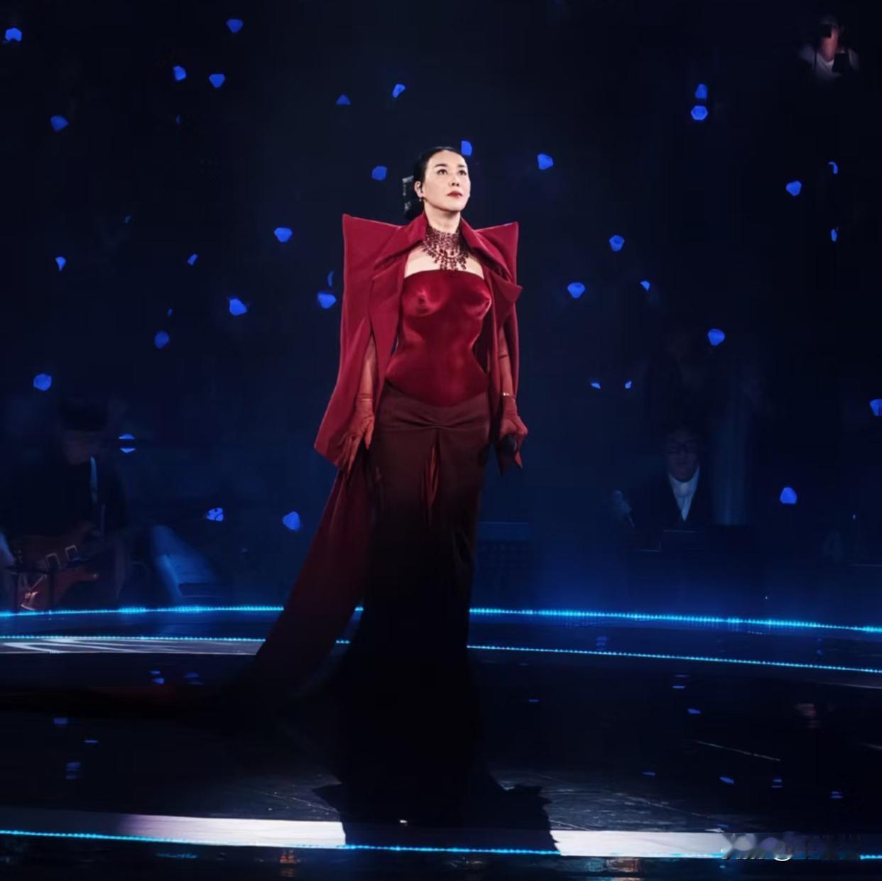 那英这法子真灵！那英快60岁了，她不服老，要开演唱会证明自己。她接受了去年澳