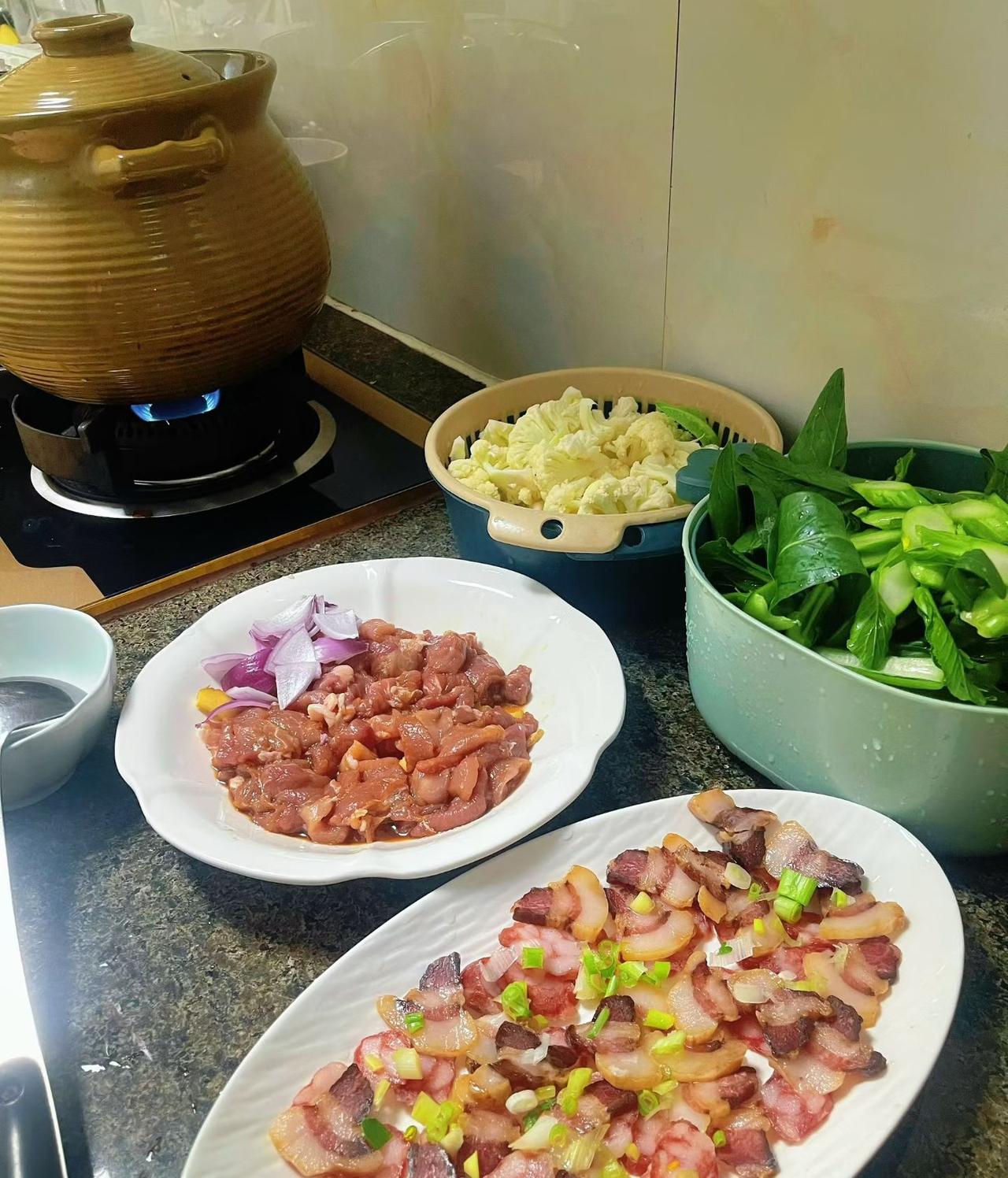 我发现一个现象，12月13日报道大部分女人都有一个通病，就是老公不在家的时候，干