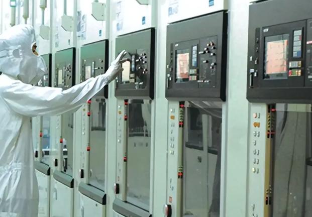 荷兰人，动手了。大半夜，ASML直接把几款核心DUV光刻机的出口许可，撤了。理由