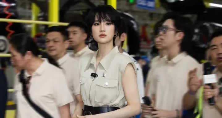 不查不知道，一查吓一跳，姚安娜是典型的富二代。可是她不会去夜店疯狂玩乐，
