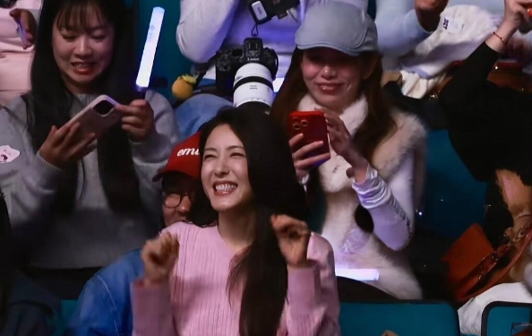 中戏几十年难得出一个的大美女，确实是名不虚传啊。站在人群中都是那么的惹眼，看起来