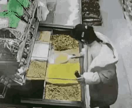 如果你是这个超市的老板，你会怎么处罚她？