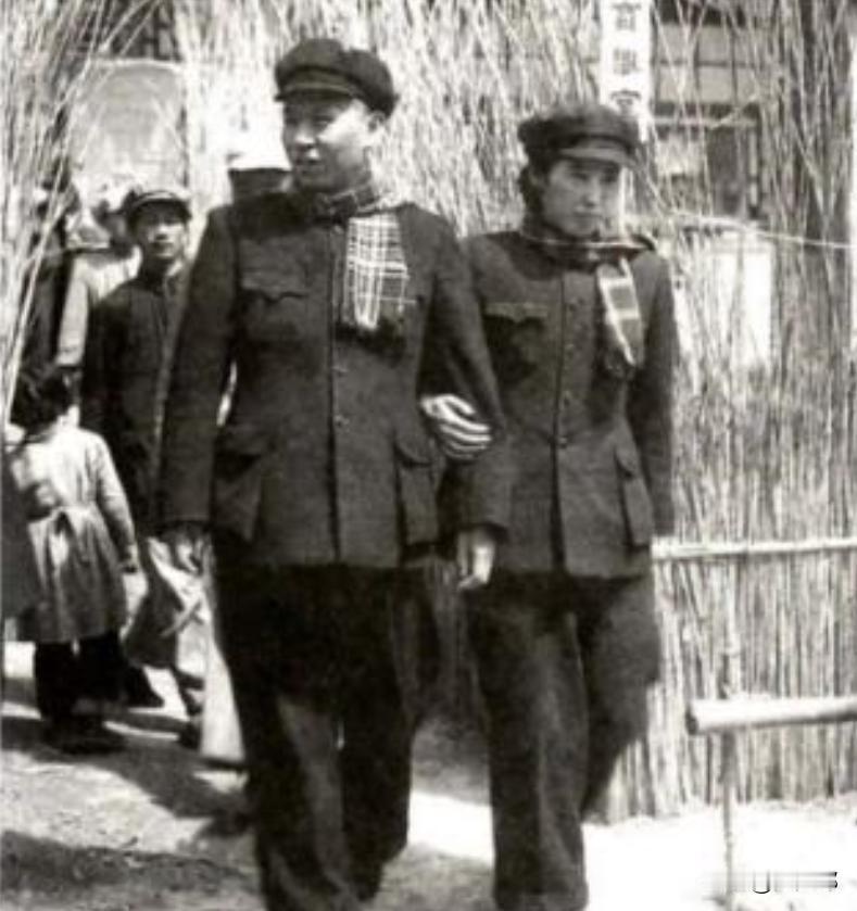 1948年，刘少奇在西柏坡迎娶了他的第六任妻子王光美。这是刘少奇一生中最后一段婚