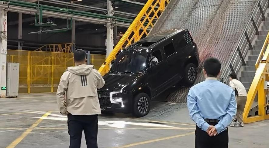 你信吗？以前一台越野车想在上市前把极限路况都测一遍，工程师得追着沙尘暴跑。等