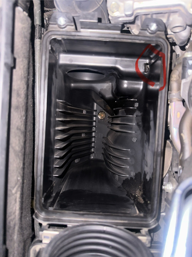 本田混动空气滤芯是有方向的被4儿子店装反了硬敲进去烂了个洞。空气滤芯有个角有突