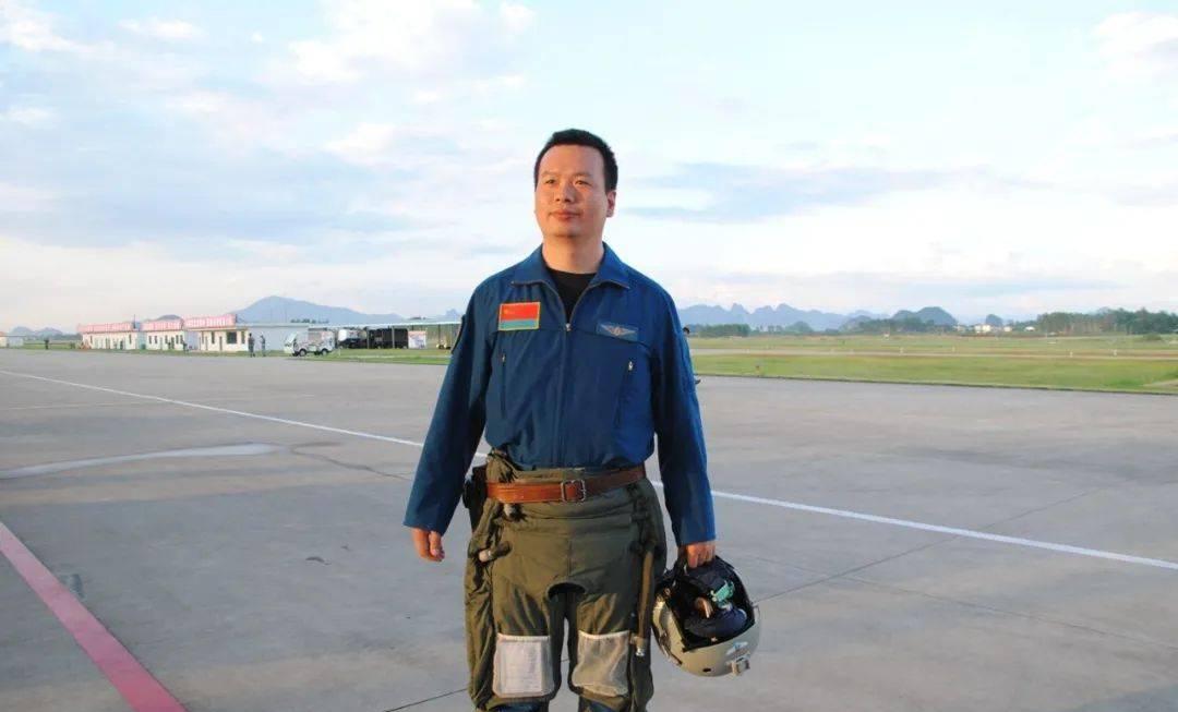 2020年，一架歼10战斗机正在天空自由翱翔，突然，一片黑影掠过，飞行员王建东的