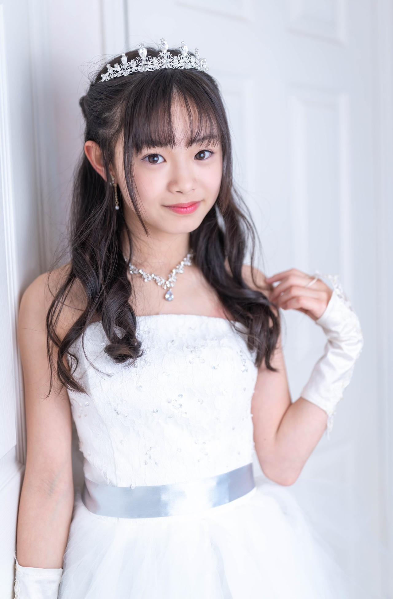 玉人如花，笑语盈盈。