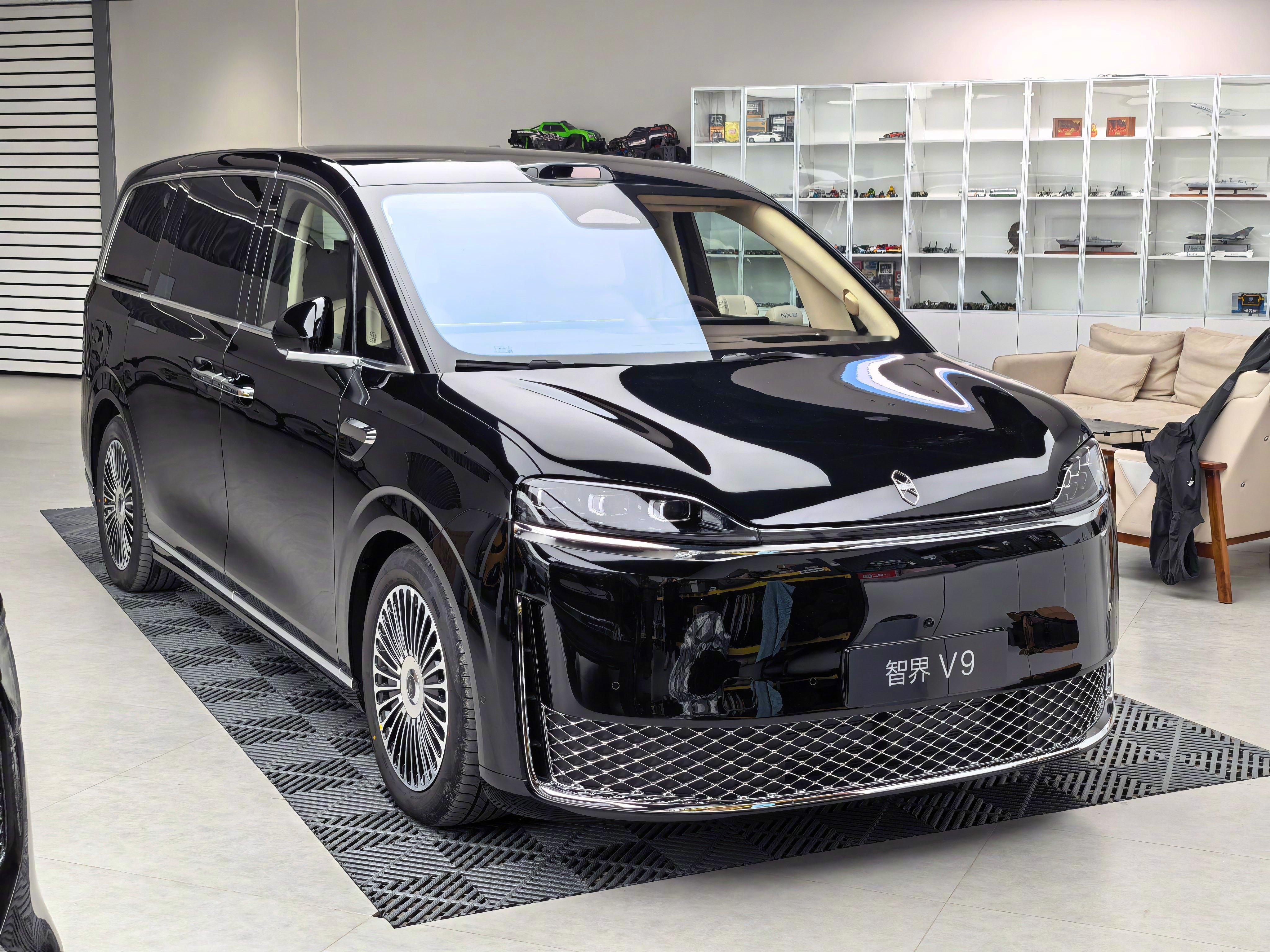 智界V9到了，这个车我仔细看过白车身，结构非常猛，大量地方用了2200兆帕的钢。