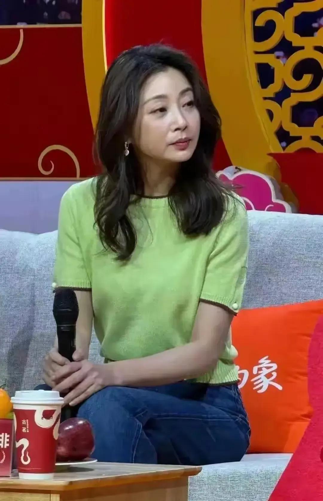 殷桃也不再年轻了啊！虽说脸上不见一丝皱纹，可这眼角的鱼尾纹和法令纹，明摆着就是中