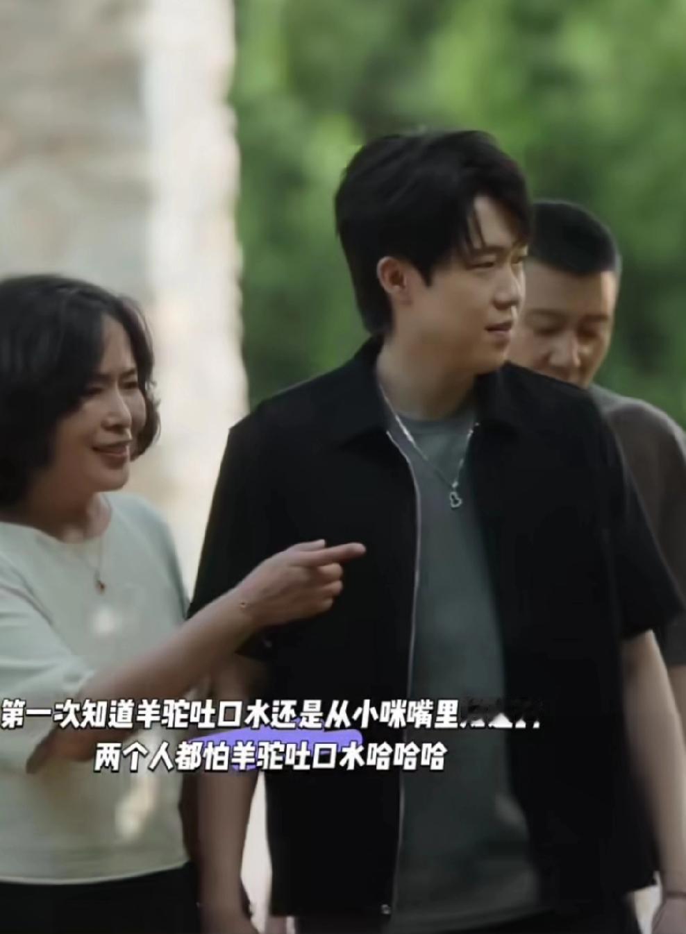 王楚钦和爸妈逛公园，这画面太好嗑了吧！画面里他紧紧牵着妈妈的手，一家三口其乐融融