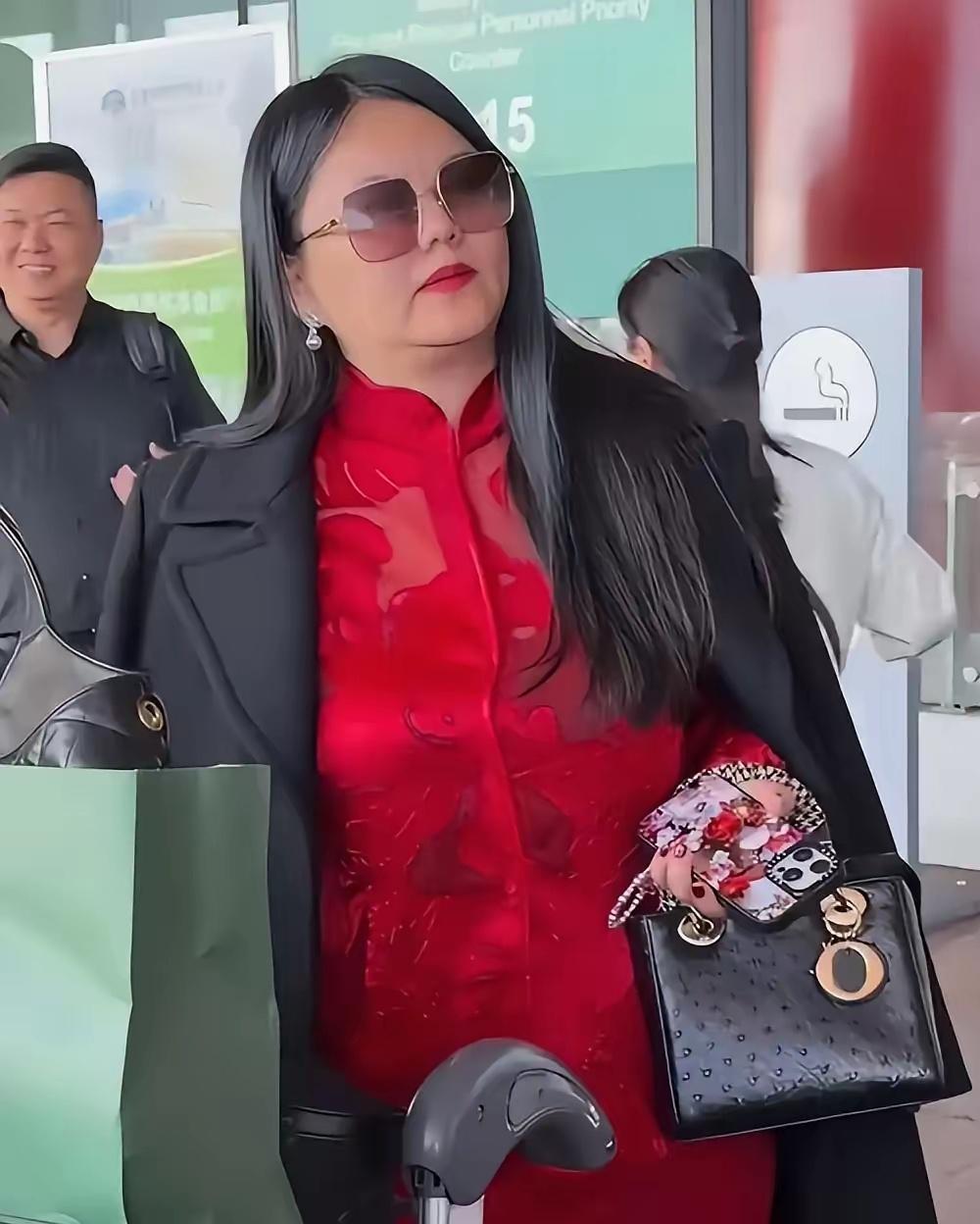 去年李湘还身型丰腴，体态略显圆润，而今近照曝光，竟已纤瘦轻盈，仿佛体重骤减至百斤