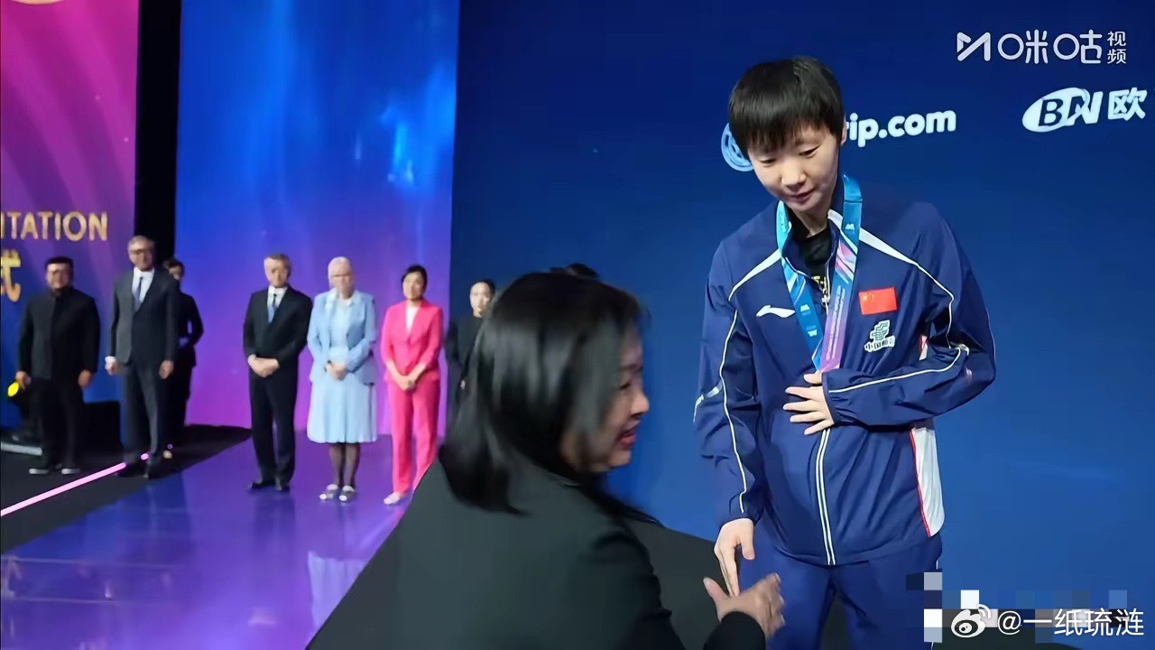 站在澳门世界杯女单亚军领奖台上的王曼昱，全程平静从容，不管是握手还是合影，都落落