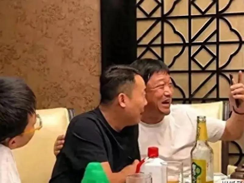 贾冰饭局上的熟人与老毕饭局上的熟人!——干的那点事，异曲同工。贾冰饭局上说