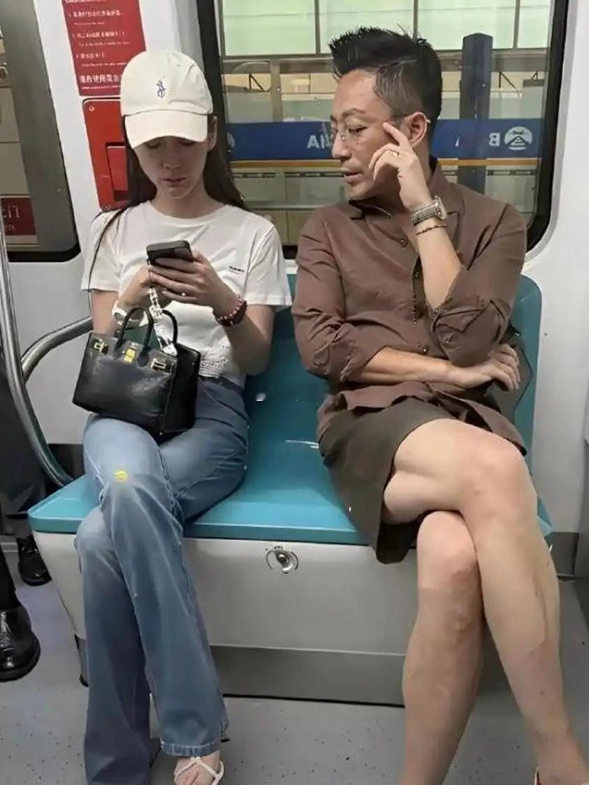 身价几个亿的大明星，居然也会坐这么廉价的地铁？