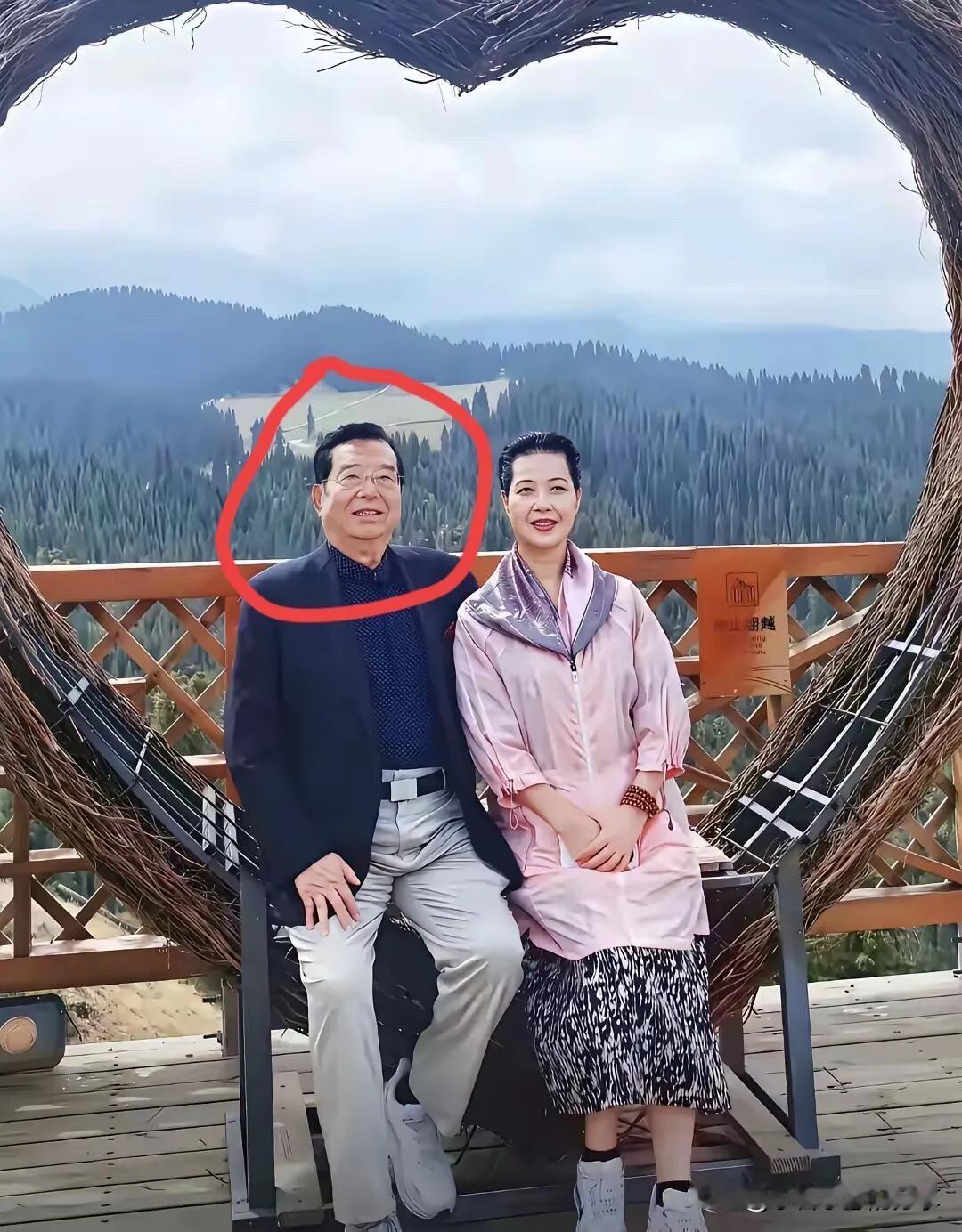 87岁的歌唱家李双江还是挺懂浪漫的，一把年纪了还学着年轻人带妻子在网红地打卡，别