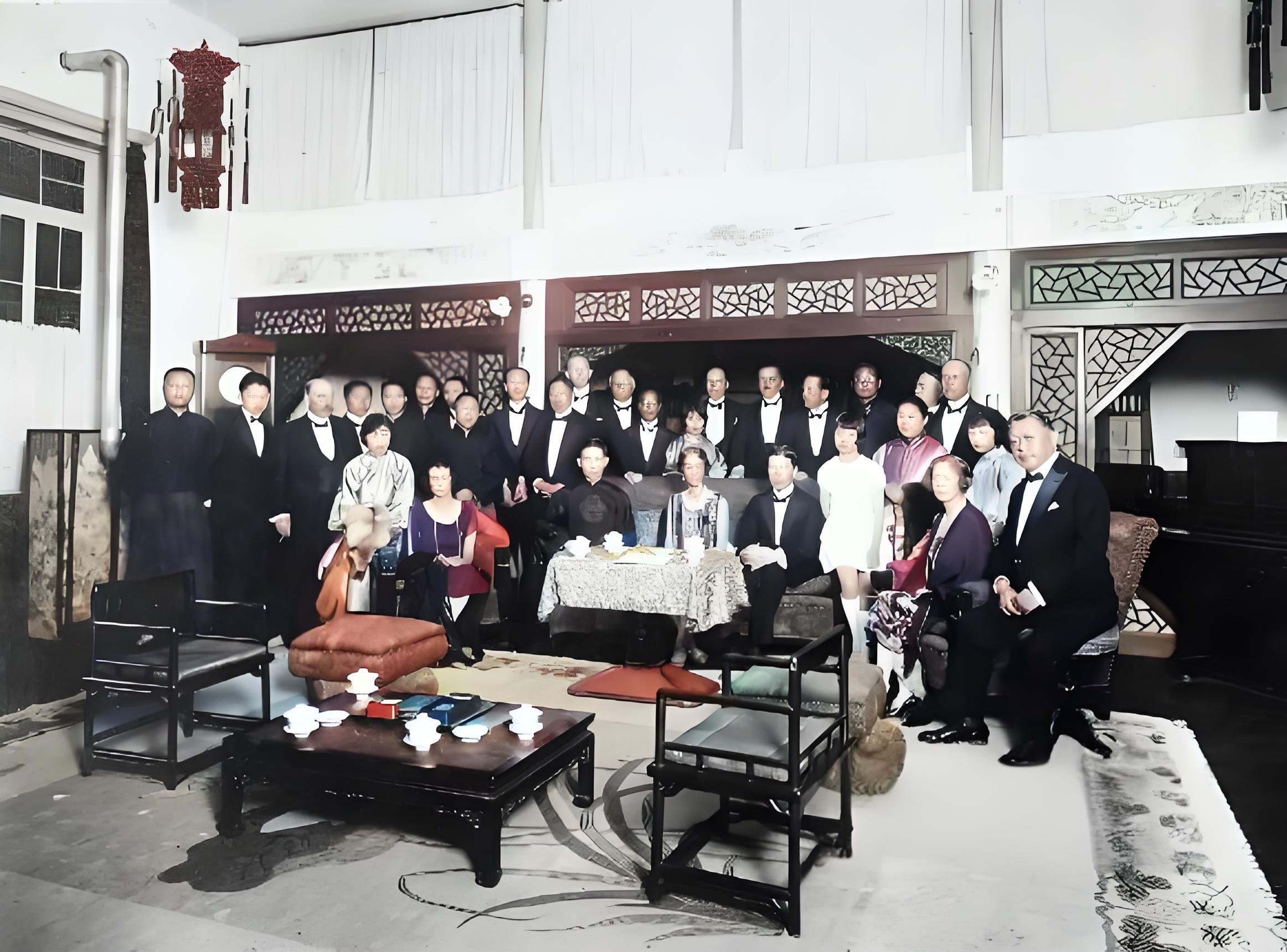 1926年10月27日，在无量胡同的梅宅，梅兰芳设宴招待了古斯塔夫夫妇（三人分别