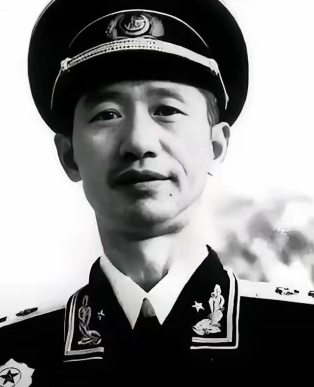 1935年，红九军作战科长周希汉，被军长顶着额头连开五枪，五枪都没打中：是他命大