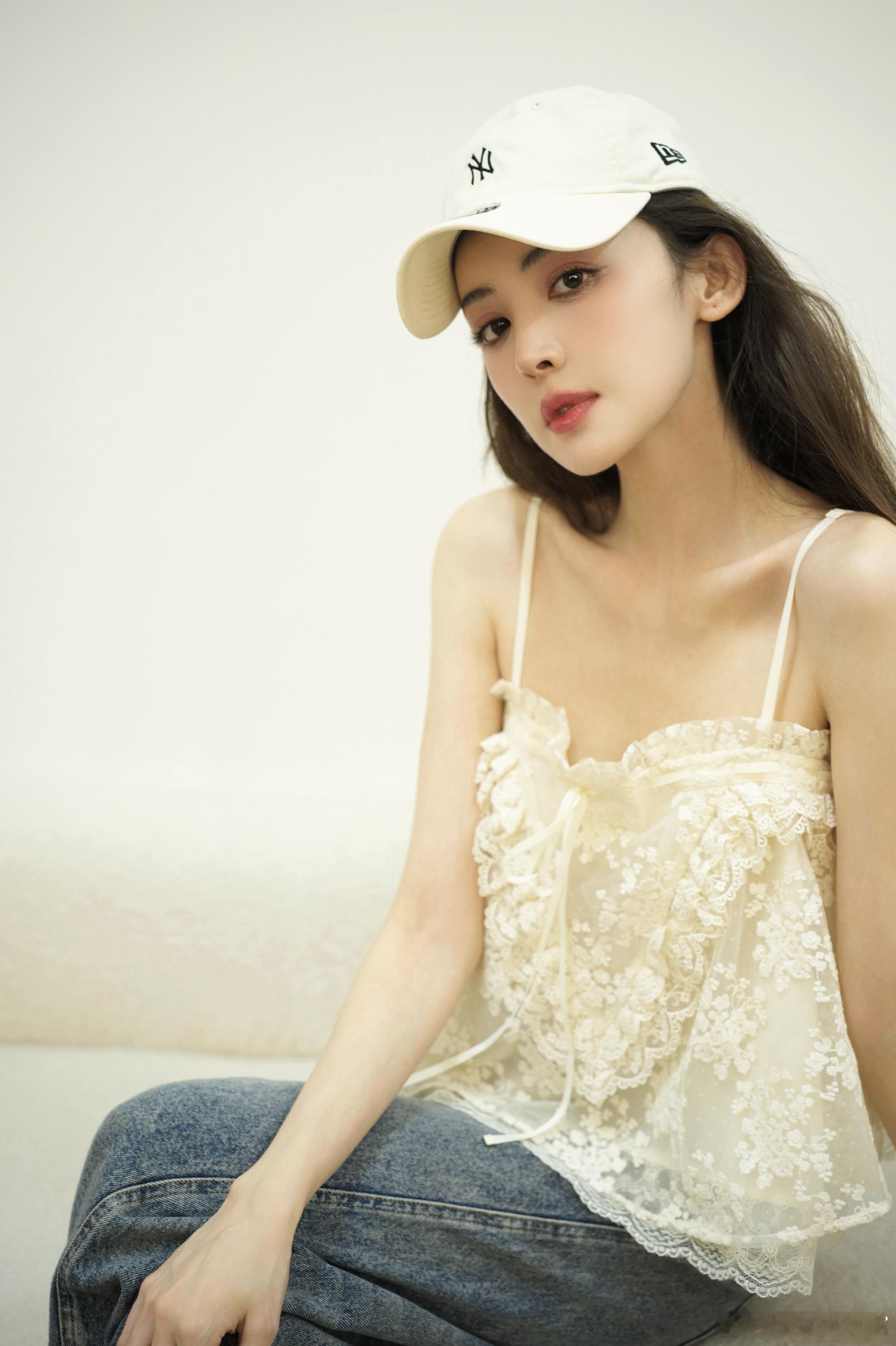 娜扎风衣红裙反差感谁懂啊，本来只是刷热搜摸鱼，结果直接把她这场活动的所有饭拍都