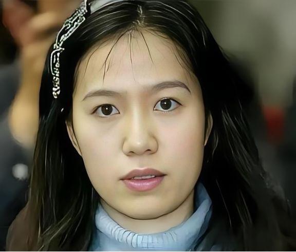 翁帆没住在豪宅里，她住的是清华园里一间有法律保障的终身居住权的房子——不是她的，