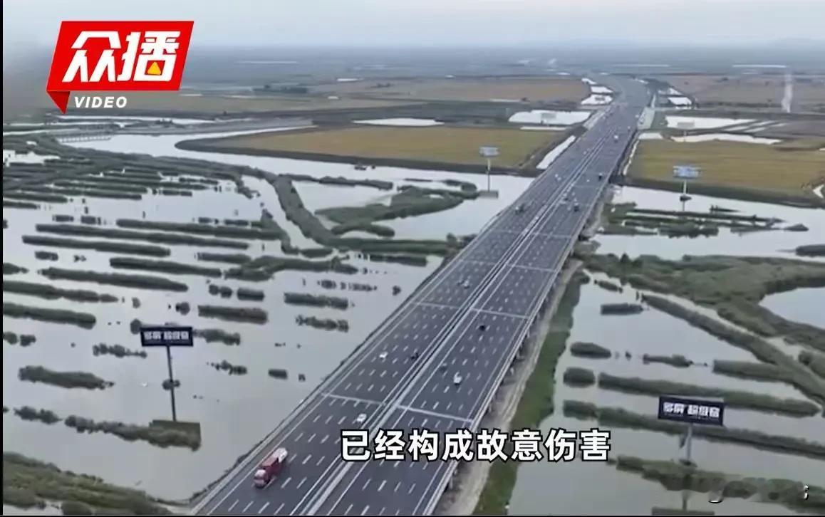 内蒙古阿尔山，男老师在电话里与一名男子吵架，男子非常气愤，拿刀来到男老师的小区门