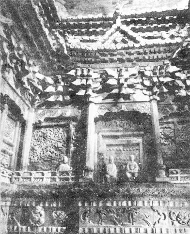 1973年，山西运城一村民夜里醉酒，误入一座阴宅，把玩陪葬物时，突然发现有一个妇
