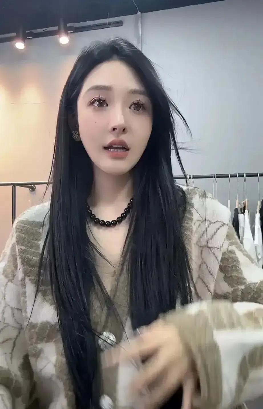 小杜凤4月2号发长文，说方丈在婚姻里偷吃不止一次，她忍过也原谅过，最后心还是碎成