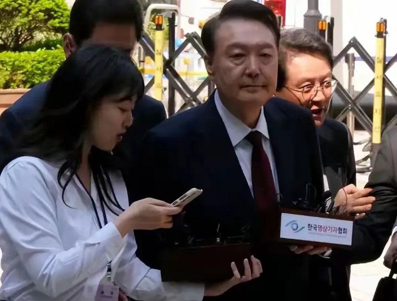 李建明对尹锡悦是以其人之道还治其人之身。这时候他已经深有体会，他在看守所里面的居