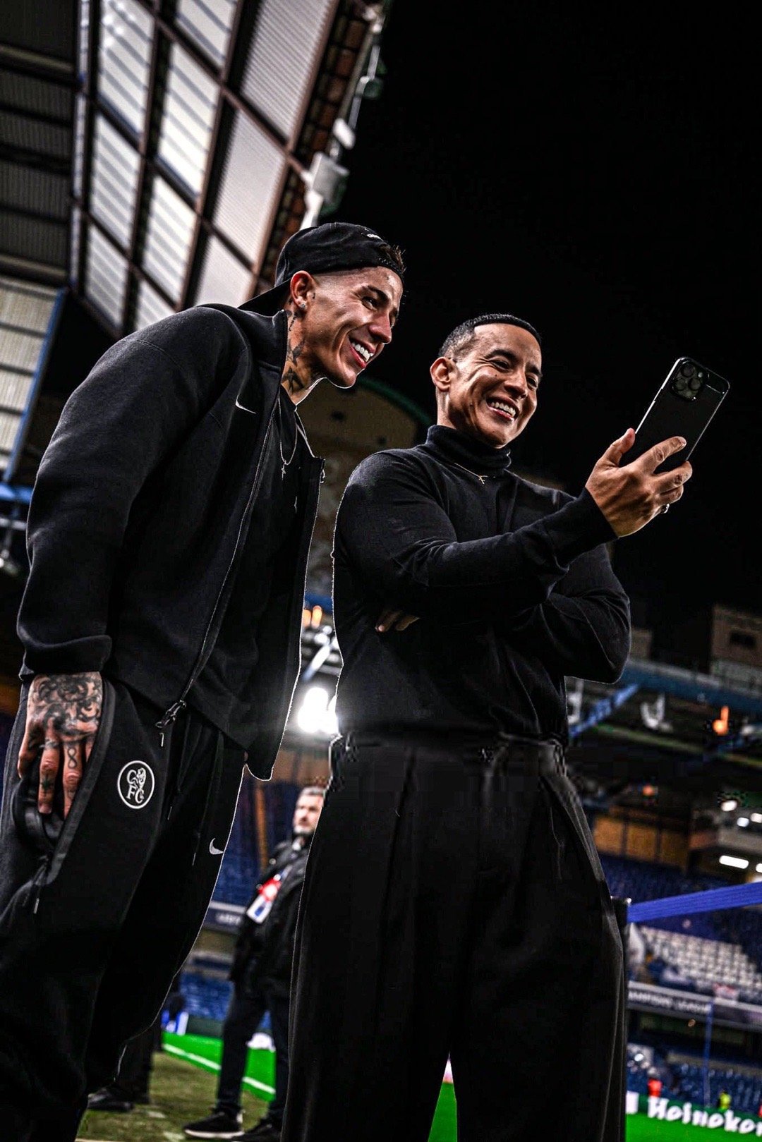 🎧🤝⚽洋基老爹在斯坦福桥见证了切尔西1比0帕福斯的欧冠比赛，并与恩佐和