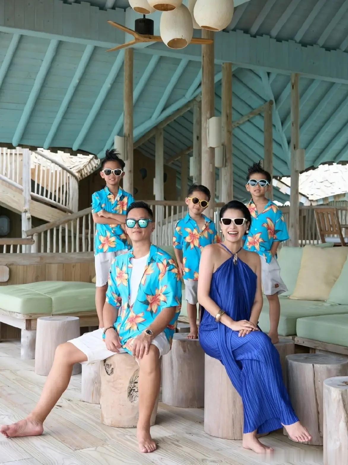 胡杏儿晒出全家海岛度假，一家人整整齐齐，太拉风了！这三个儿子，越来越帅！