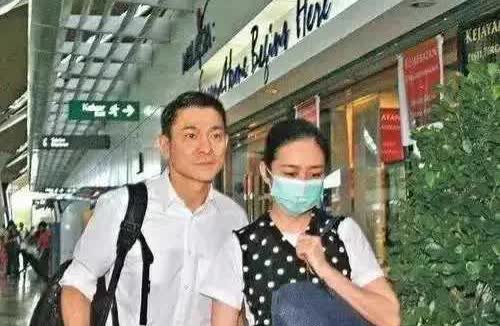 63岁刘德华陪妻回豪门娘家，小姨子晒照帅到全网破防！救命！刘德华陪朱丽