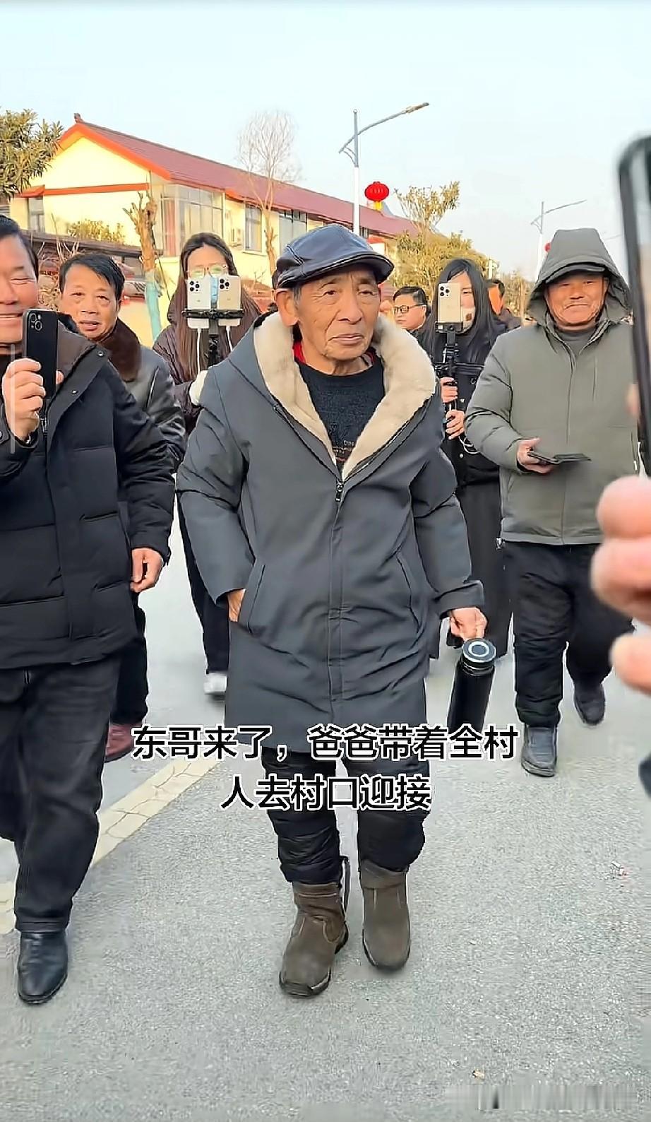 刘强东他爸回家！全村夹道相迎，80岁老爹走C位的排场，看哭多少打工人你看