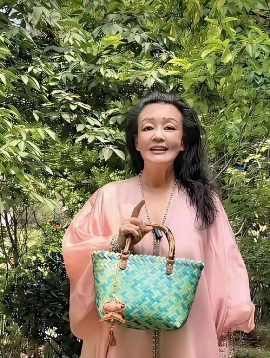 心寒了！张兰直播间再无“我的玥儿”，连孙子生日都彻底沉默。曾经宠溺外孙女的她，如