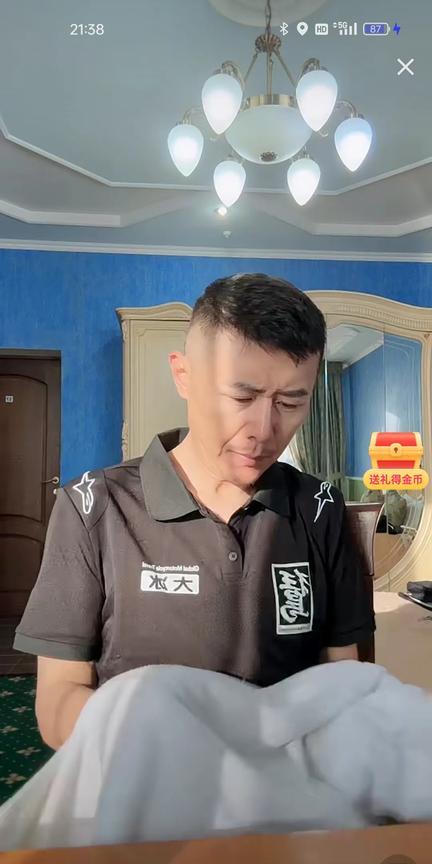 今晚大冰直播间有一个妇女，提出一个问题，说自己小孩学校体检，又是采血，又是提供详