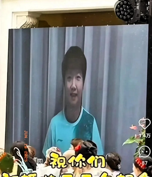 都说莎莎没有感恩之心，没去参加李隼教练女儿的婚礼。看吧，莎莎已经送了祝福的，当天