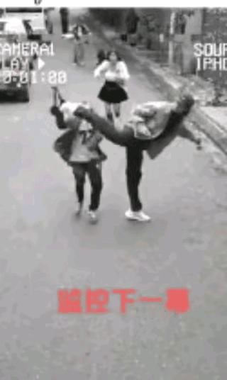 男子飞起一脚，太帅了，这一脚让小偷倒地不起，还挽救了两个美女的财产，事后，男子却