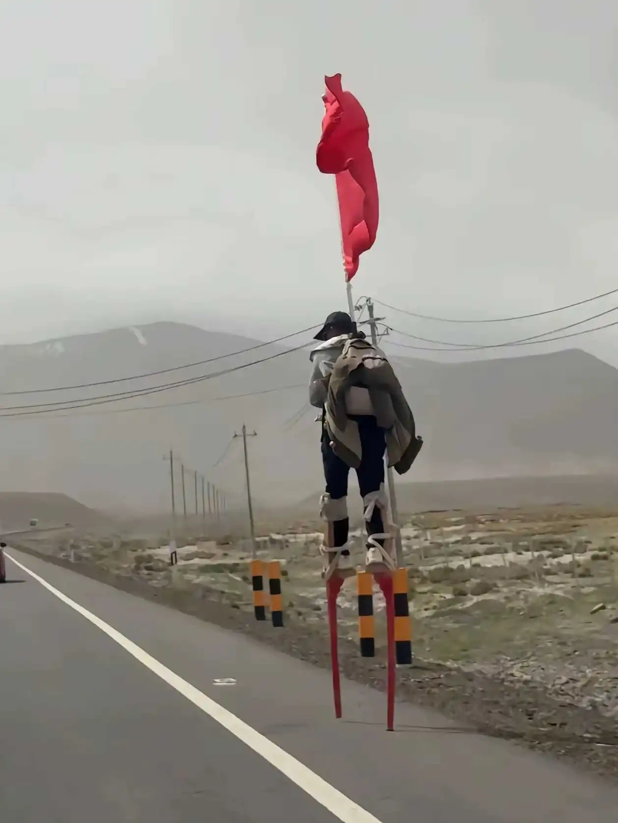 这样的徒步旅行，一天走上几10公里腿，难道不疼吗？