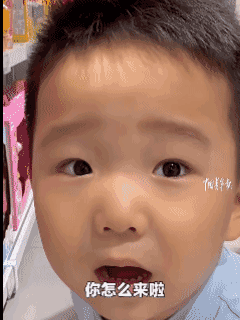 浙江杭州，幼儿园刚放学，妈妈就带小男孩去逛商场。孩子正挑着新玩具，一抬头，整个人